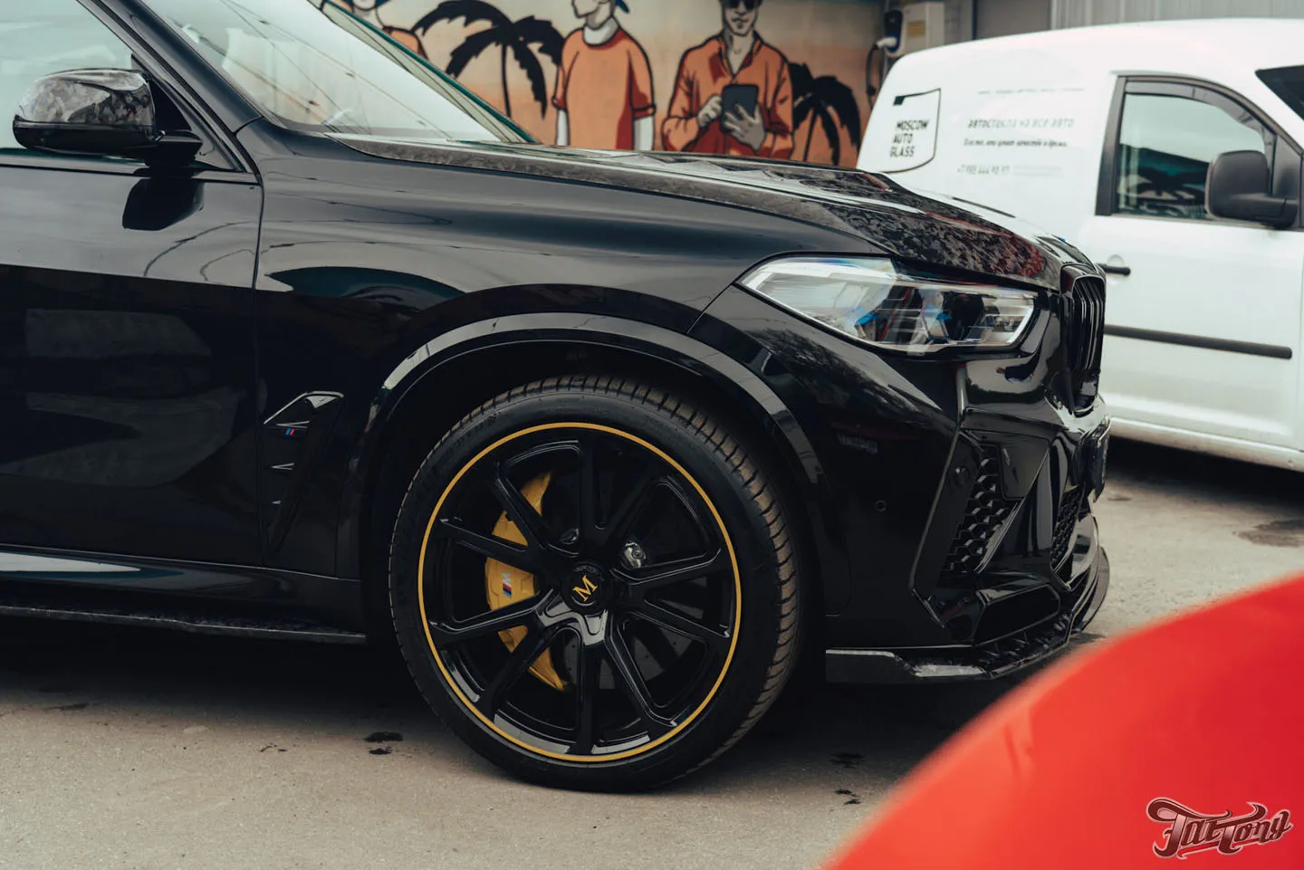 Установка сабвуферного звена и доработка акустической системы на BMW X5 M Competition